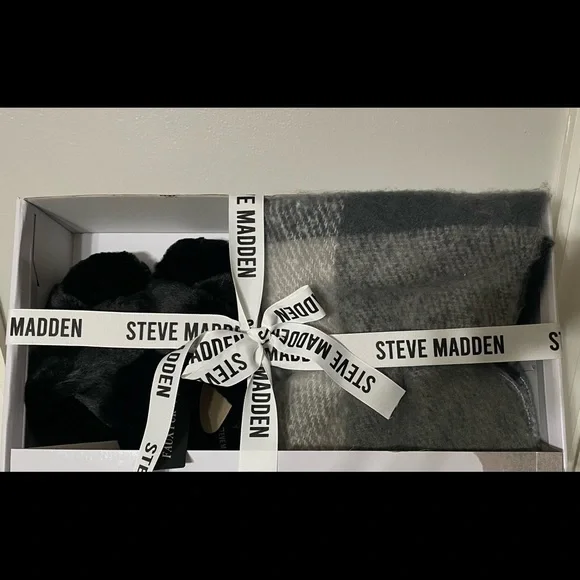 Steve Madden Accessories Steve Madden Scarf And Slipper Set